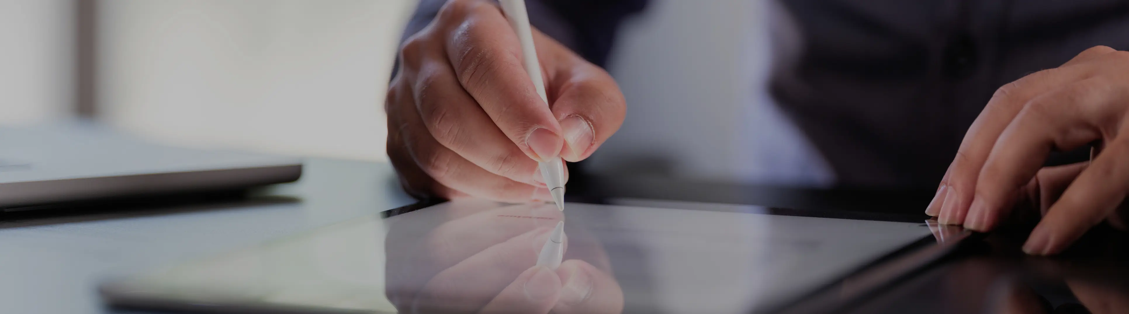 Glückliches Paar arbeitet mit einem Tablet